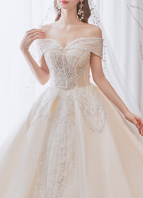 Prinzessinnen Brautkleid mit Carmen-Ausschnitt, glitzernder Korsage und voluminösem Tüllrock