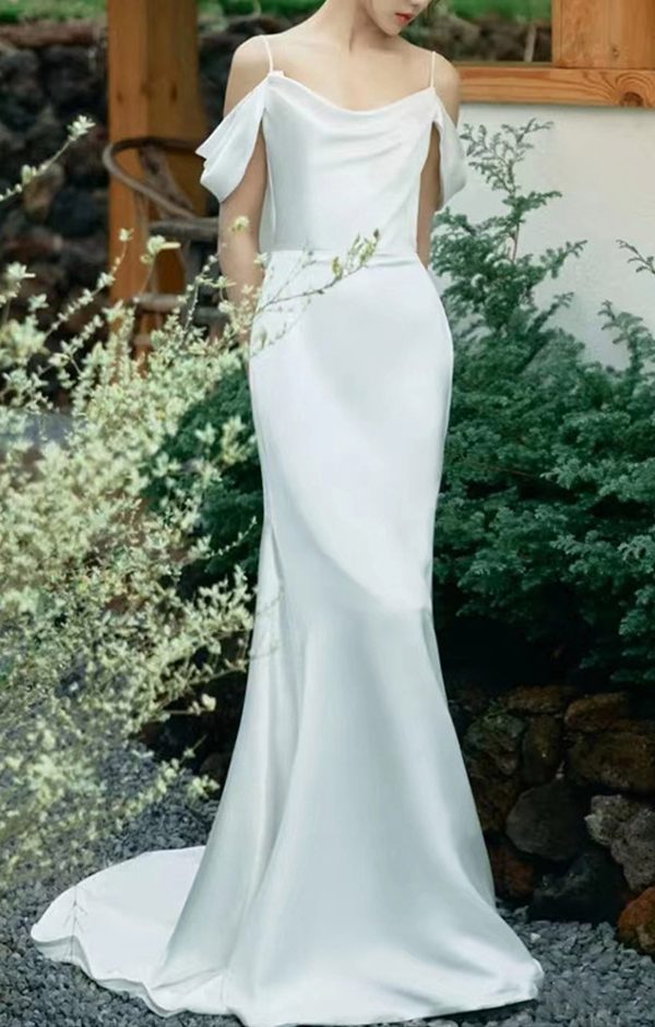 Elegantes, schlichtes Brautkleid mit schmaler Silhouette und feinen Trägern – modernes A-Linien-Brautkleid für standesamtliche Hochzeit
