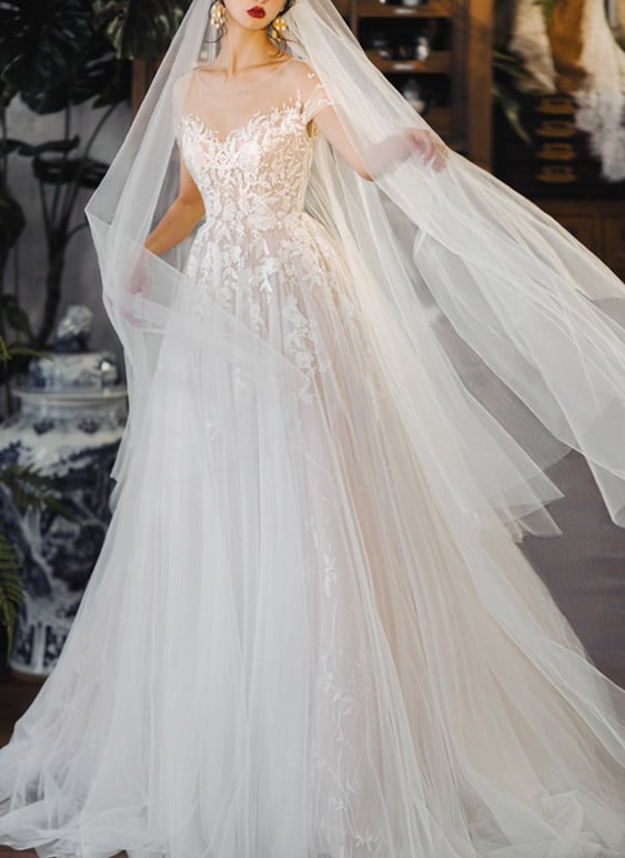 A-Linie Brautkleid aus Tüll mit floraler Spitze und transparenter Korsage