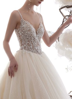 Prinzessinnen Brautkleid mit glitzernder Korsage und Tüllrock in Ivory, detailreiche Stickerei und feine Träger