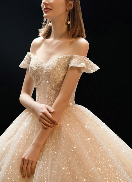 Glitzerndes Prinzessinnen Brautkleid mit Carmen-Ausschnitt, figurbetonter Corsage und voluminösem Tüllrock in Champagner-Optik
