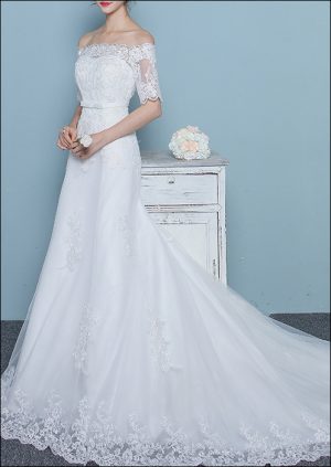 A-Linien-Brautkleid mit Carmen-Ausschnitt, Spitzenärmeln und eleganter Schleppe – Seitenansicht
