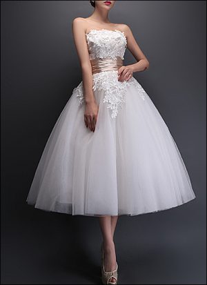 Kurzes Brautkleid mit Tüllrock und Spitzenoberteil, modern und elegant für Standesamt oder urbane Hochzeit