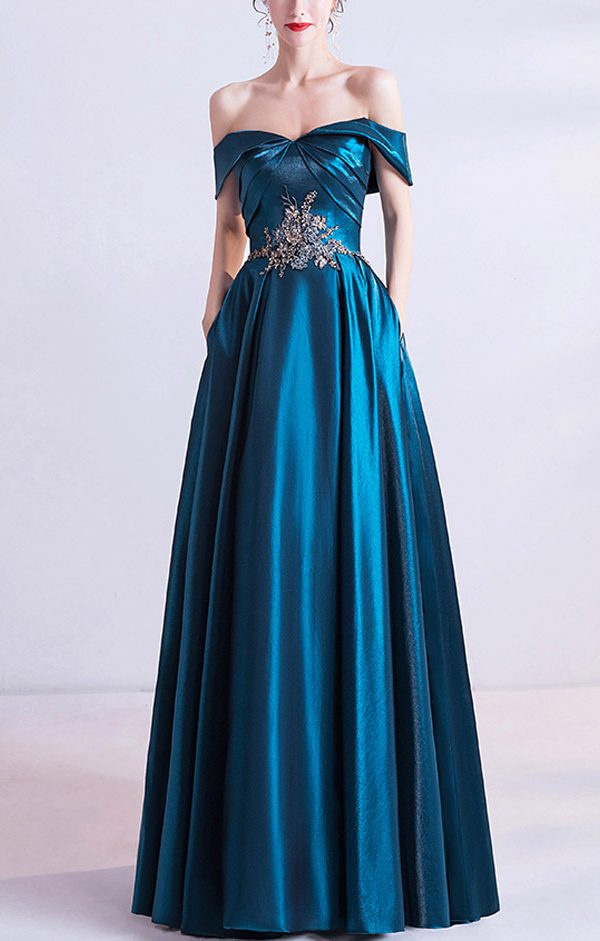 Blaues Ballkleid mit Ärmeln und Spitze