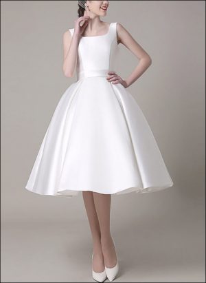Knielanges Brautkleid im 50er-Jahre-Retro-Stil aus weißem Satin mit taillierter Passform und schwingendem Rock