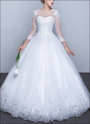 Hochgeschlossenes Brautkleid mit langen Ärmeln, Spitze und voluminösem Tüllrock