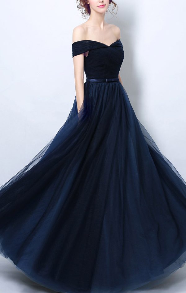 Blaues Abendkleid mit Carmen Ausschnitt