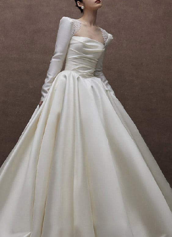 A-Linie Satin Brautkleid mit langen Ärmeln und strukturiertem Oberteil