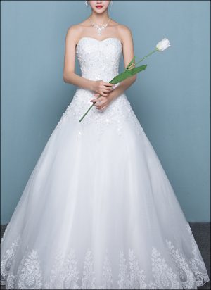 Trägerloses Prinzessinnen-Brautkleid mit Spitzenoberteil und voluminösem Rock in A-Linie