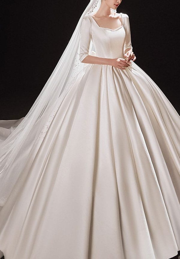 Prinzessin-Brautkleid aus Satin mit weitem Rock, feinem Ausschnitt und Schleier