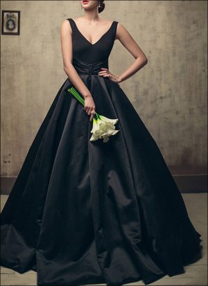 Schwarzes Satin Brautkleid mit Trägern in A-Linie und V-Ausschnitt