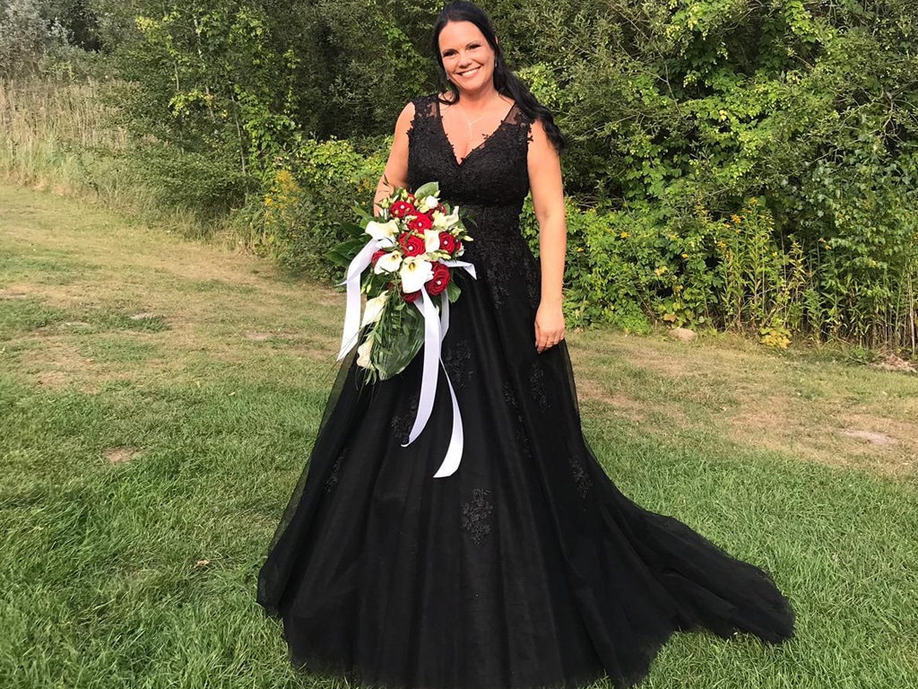 Schwarzes Brautkleid im Outdoor-Shooting – elegante Black Bride von LAFANTA Berlin.
