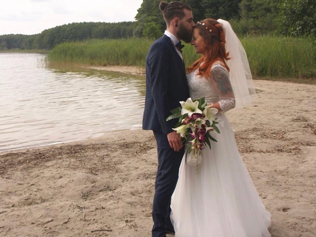 Brautkleid mit Ärmeln am Strand – elegantes Spitzenkleid von LAFANTA Berlin.