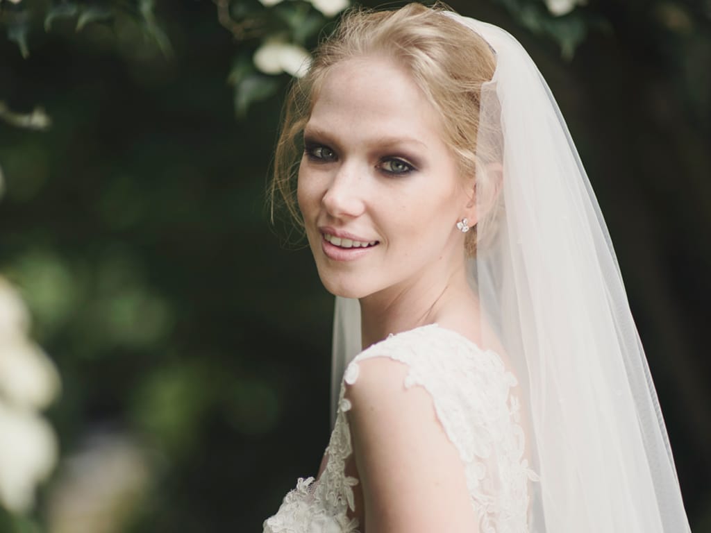 Brautkleidsuche Tipps – Braut bei der Anprobe im Brautkleid