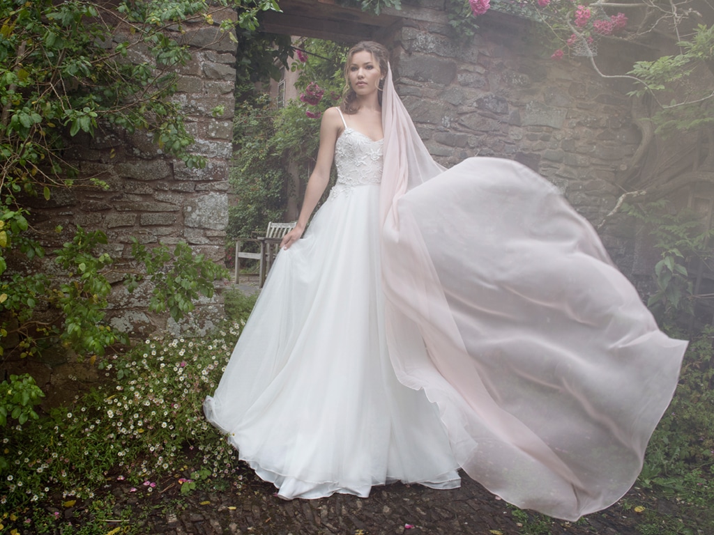 Braut im weißen Hochzeitskleid im Freien – Beispielbild für professionelle Hochzeitskleid-Reinigung