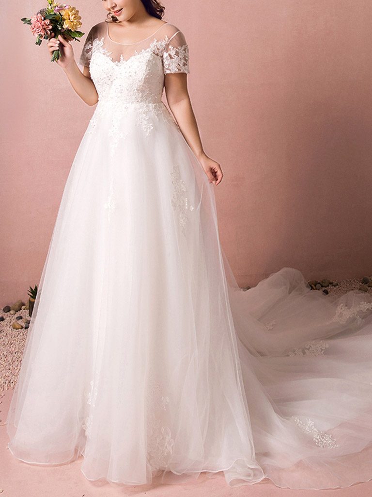 Curvy Brautkleid in A-Linie mit Spitzenärmeln und langer Schleppe – ideal für große Größen
