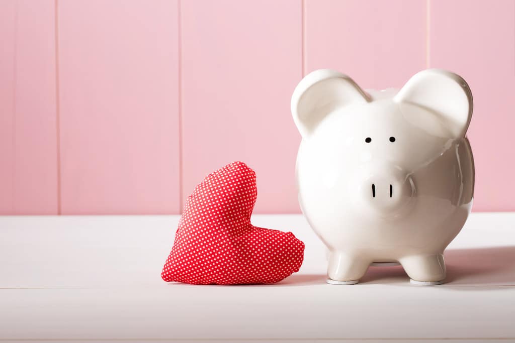Hochzeit Kosten – Sparschwein mit Herzsymbol als Symbol für Hochzeitsbudget und Finanzplanung
