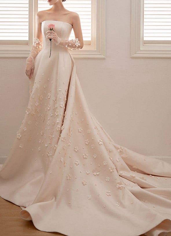Satin Brautkleid mit Blütenapplikationen – elegantes Brautkleid mit fließender Schleppe von LAFANTA