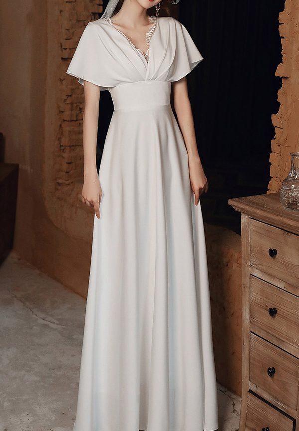 Vintage Hochzeitskleid mit Ärmeln und fließender Silhouette