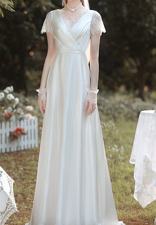 Satin Hochzeitskleid mit Spitze – elegantes Brautkleid mit fließendem Schnitt von LAFANTA