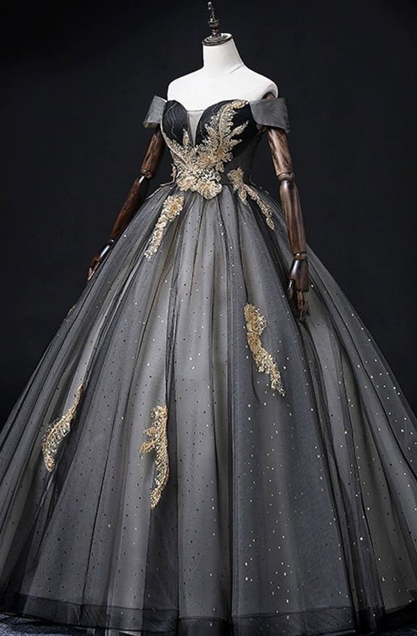 Schwarzes Brautkleid mit goldener Stickerei – LAFANTA Dark Couture Berlin