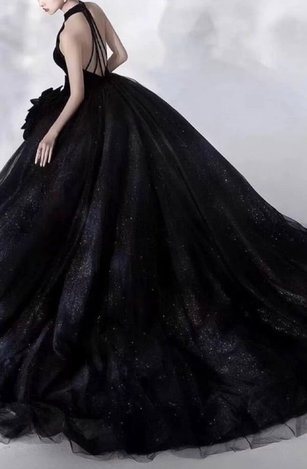 Schwarzes Brautkleid hochgeschlossen aus Satin – elegantes A-Linien-Design von LAFANTA Berlin, Dark-Couture-Kollektion.
