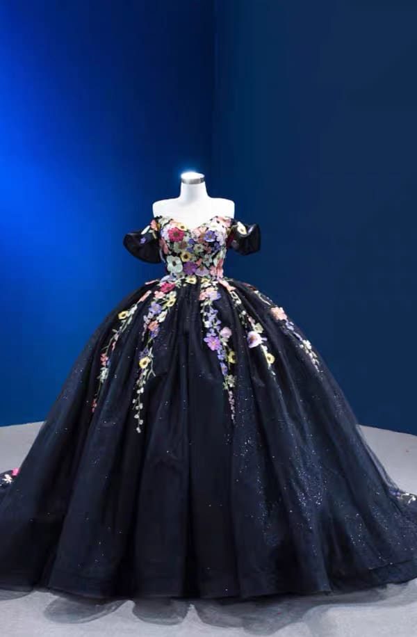 Schwarzes Brautkleid mit Blumen von LAFANTA Berlin – edles A-Linien-Design mit floralen Applikationen aus Satin und Tüll.