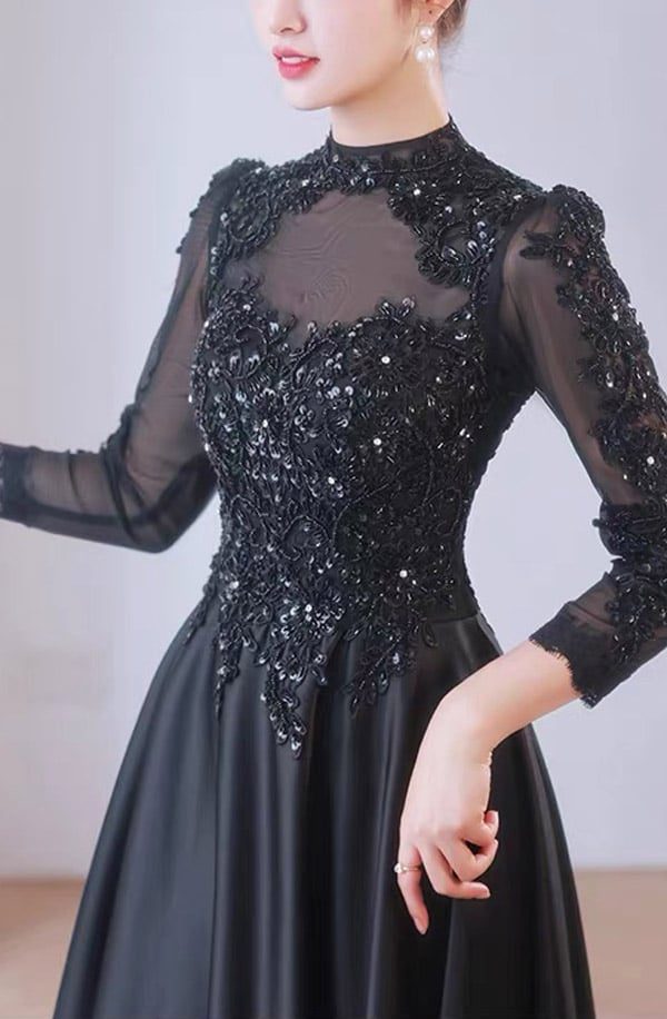 Schwarzes Brautkleid mit langen Ärmeln aus Spitze von LAFANTA Berlin – elegantes Dark-Couture-Design für moderne Bräute.
