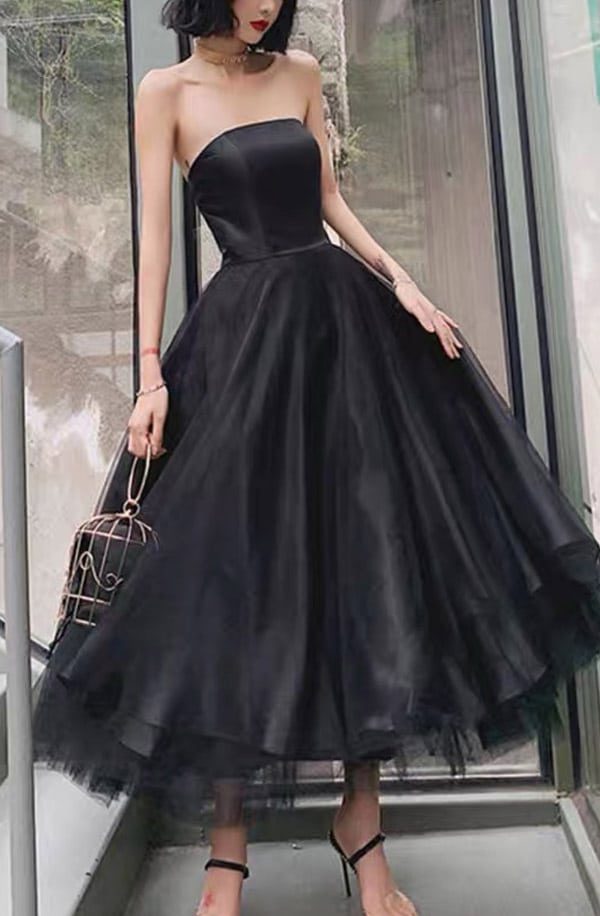 Schwarzes Brautkleid wadenlang in A-Linie – trägerloses Design aus Satin und Tüll von LAFANTA Berlin