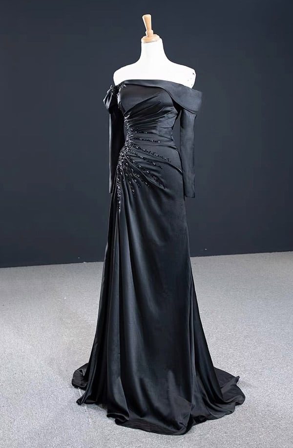 Schwarzes figurbetontes Brautkleid mit Carmen-Ausschnitt aus Satin – Night Fall Collection by LAFANTA Berlin