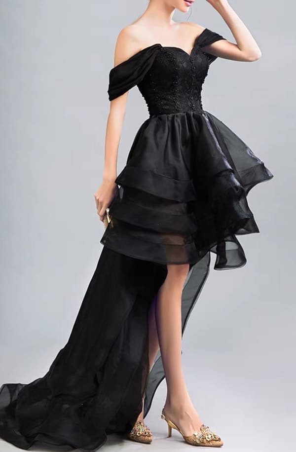 Schwarzes Brautkleid mit Volants und schulterfreiem Design – LAFANTA Night Fall Collection Berlin