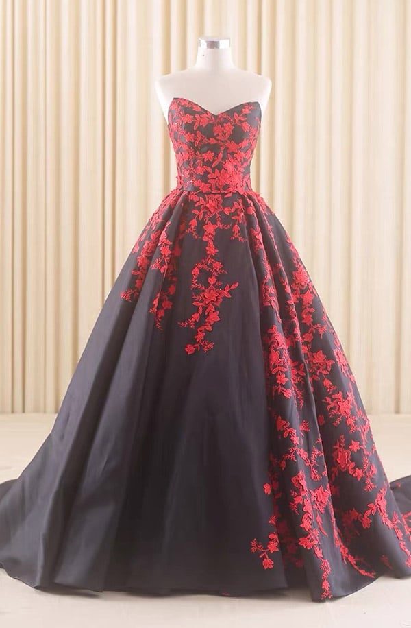Schwarzes Brautkleid mit roten Spitzen – extravagantes Farbdesign von LAFANTA Berlin