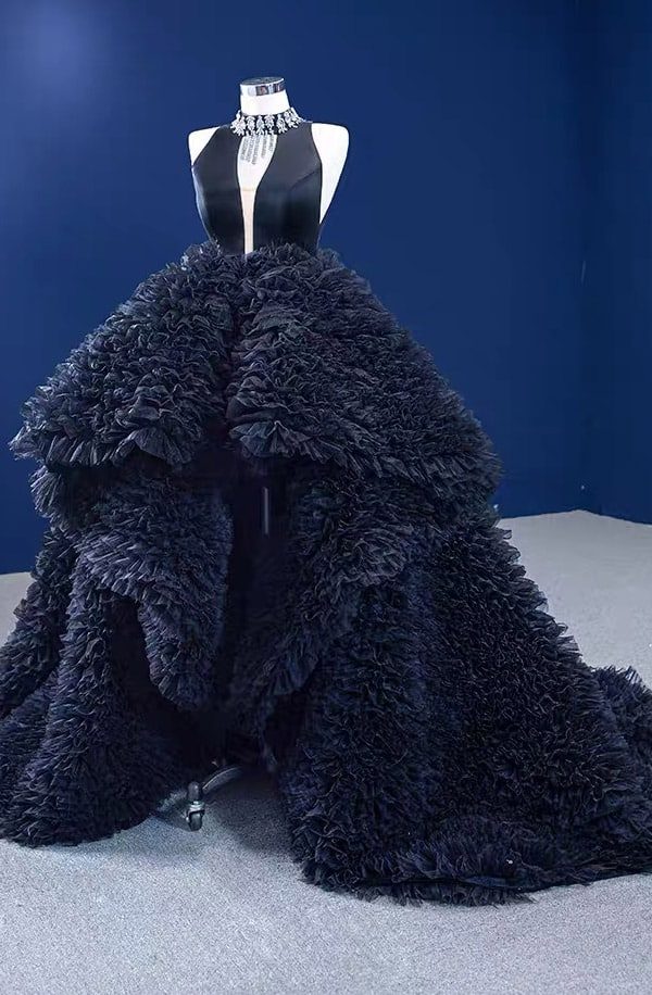 Schwarzes Brautkleid mit weitem Rock aus voluminösem Tüll – extravagantes Designerstück von LAFANTA Berlin