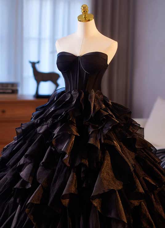 Schwarzes Brautkleid mit Volants und Korsage – LAFANTA Berlin