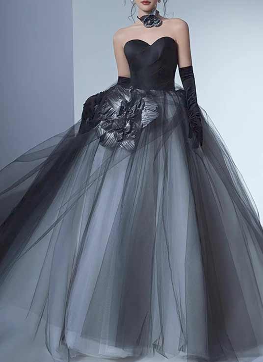 Schwarzes Brautkleid mit Tüllrock und romantischem Korsett-Oberteil – Dark Couture von LAFANTAWeissem Unterrock
