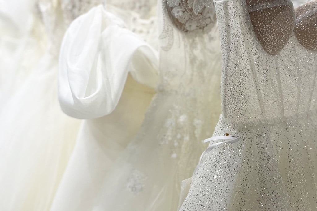Brautkleid mit Glitzer nach professioneller Reinigung bei LAFANTA Berlin