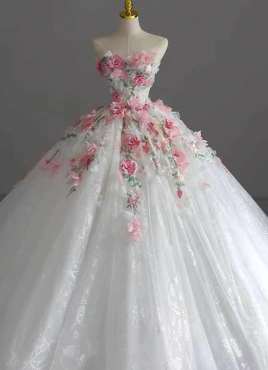 Brautkleid mit Blumen