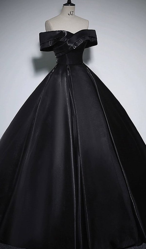 ✨ Schwarzes Brautkleid aus Satin – Modell Carmen von LAFANTA Berlin, edles A-Linien-Kleid im Dark-Couture-Stil.