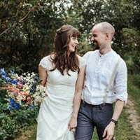 Brautpaar im Garten – romantisches Hochzeitsfoto in weißem Brautkleid