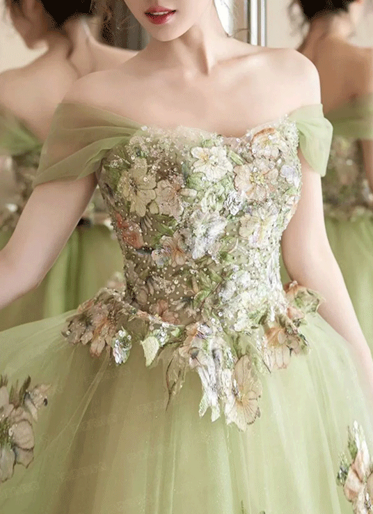 Brautkleid in Pastellgrün mit schulterfreiem Carmen-Ausschnitt und 3D-Blüten