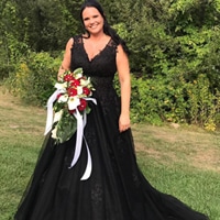 Braut in schwarzem Brautkleid mit Blumenstrauß – LAFANTA Dark Couture