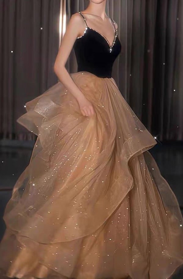 Schwarzes Brautkleid mit Trägern und champagnerfarbenem Glitzertüll-Rock in A-Linie – Design by LAFANTA Berlin.