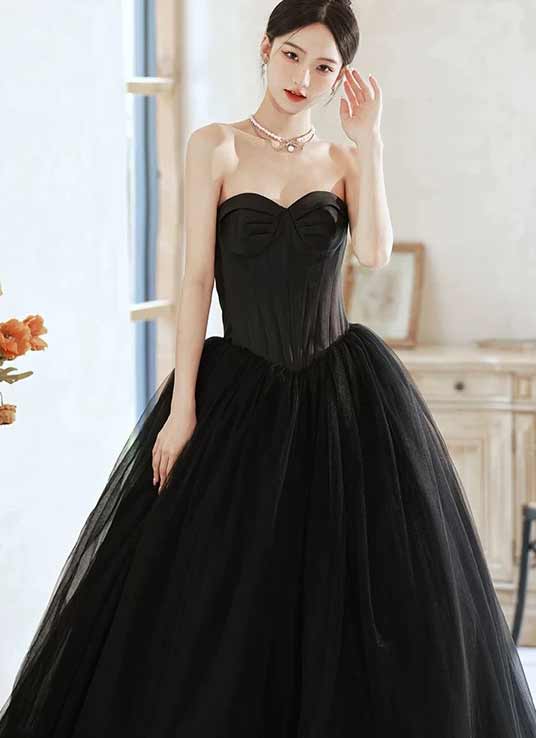Elegantes schwarzes Brautkleid mit Korsage von LAFANTA Berlin – feminines Ballkleid aus Tüll mit Herz-Ausschnitt und luxuriösem Volumen.