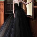 Schwarzes Brautkleid mit grünen Glitzer-Details aus der LAFANTA Dark Couture Kollektion – Design aus Berlin für außergewöhnliche Bräute.