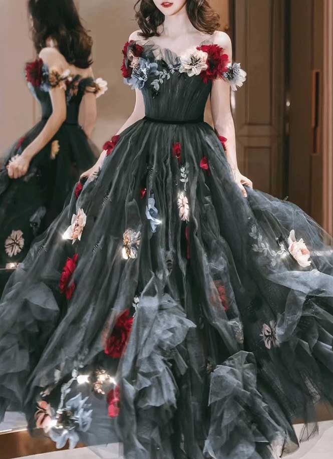 Schwarzes Brautkleid mit Blumen – romantisches Dark Couture Design von LAFANTA Berlin