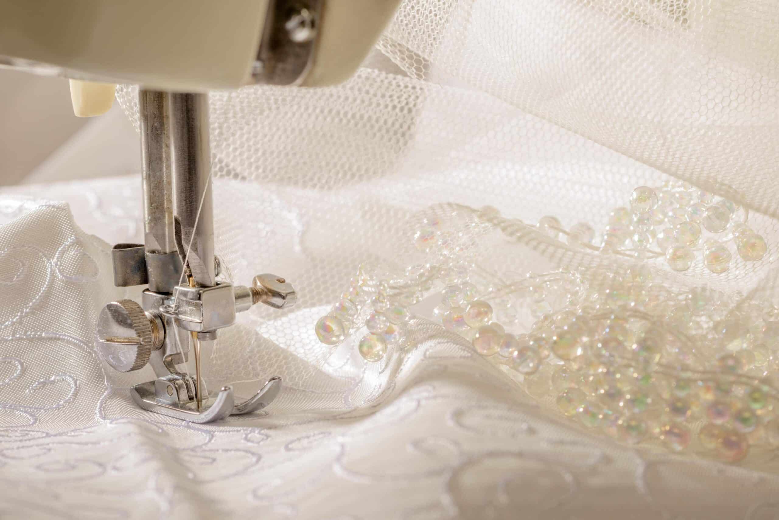 Brautkleid Änderung in Berlin – professionelle Anpassung mit Nähmaschine