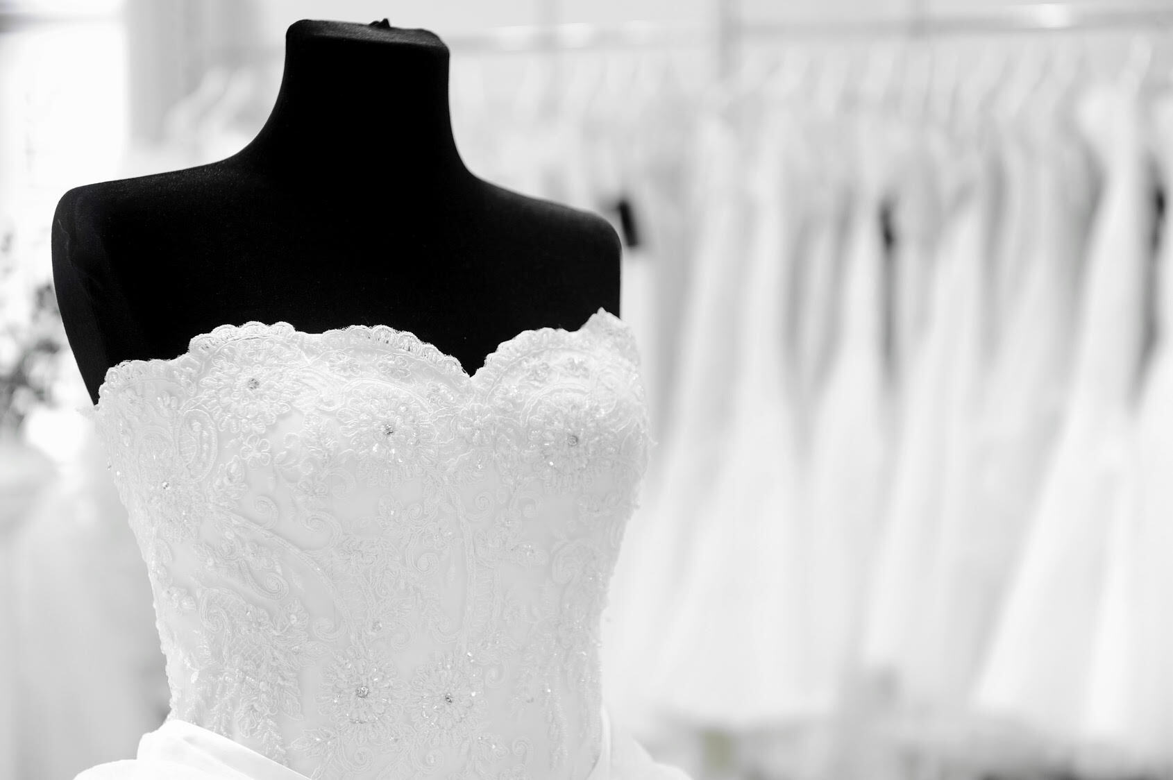 Brautkleid Reinigung und Pflege in Berlin – weißes Hochzeitskleid auf Schneiderpuppe