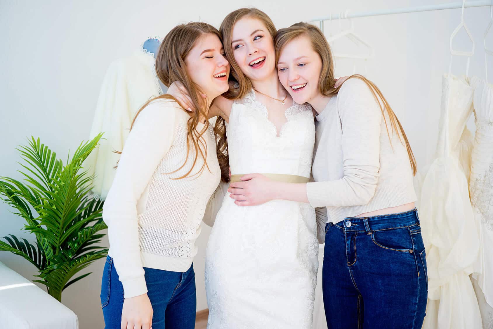 Brautkleid Anprobe in Berlin – Braut mit Freundinnen beim Shopping